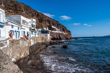 Gran Canaria, İspanya - 18 Şubat 2023: Avrupa 'da İspanya' nın Gran Canaria kentinde Playa de Tufia ile küçük bir köy manzarası