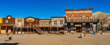 Tabernas, İspanya - 29 Kasım 2022: Mini Hollywood veya Oasys, Endülüs 'ün başkenti Almerya' nın Tabernas kenti yakınlarında bulunan bir İspanyol batılı tema parkı..