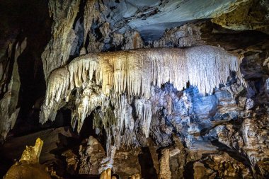 Sarkıt ve dikit oluşumlarından oluşan kireçtaşı mağarası, Gruta da Lapa Doce Mağarası, Brezilya 'nın Bahia kentindeki Chapada Diamantina turistik merkezi..