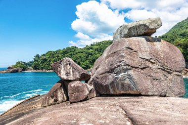 Brezilya 'nın Rio de Janeiro adasındaki Ilha Grande adasında taşları ve saydam deniziyle Caxadaco Plajı. Praia do Caxadaco