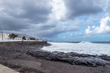 Puerto de Las Nieves, Gran Canaria, Kanarya Adaları, İspanya kıyı kasabası manzarası.