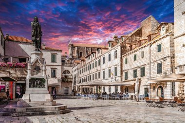 Dubrovnik, Hırvatistan - 21 Haziran 2022: Hırvatistan 'ın Dubrovnik kentinde Ivan Gunduliç' in bronz heykeli. Ivan Gunduliç, 1589-1638, Ragusa Cumhuriyeti 'nin en ünlü Hırvat Barok şairi..