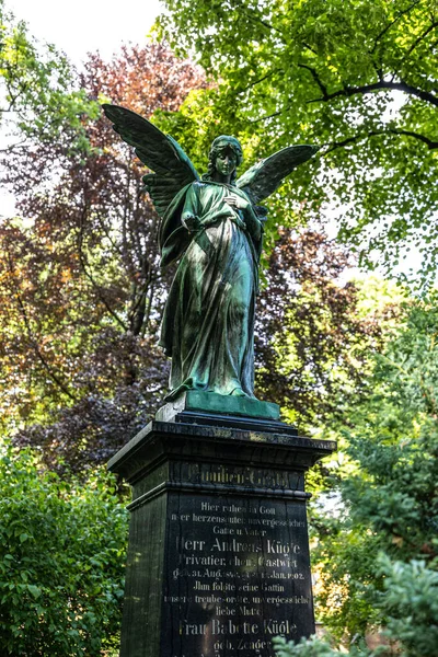 德国慕尼黑 2022年7月9日 德国慕尼黑著名的老北方坟场 有历史墓碑 自1944年以来 这里没有举行过葬礼 取而代之的是 墓地被用作公园 — 图库照片