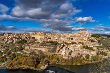 Toledo, İspanya - 30 Kasım 2022 Alcazar 'ı ile eski şehir, Tagus Nehri kıvrımlı Kraliyet Sarayı. İspanya, Avrupa