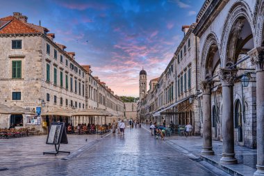Dubrovnik, Hırvatistan - 21 Haziran 2022: Stradun Caddesi, Hırvatistan 'ın Dubrovnik kentinin eski dünya mirası