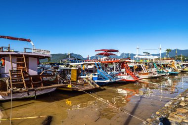 Güzel Paraty Limanı, Brezilya Rio de Janeiro ile Sao Paulo arasındaki körfezde renkli turist ve balıkçı tekneleri ile.