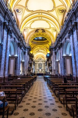 Buenos Aires, Arjantin 'in Katedral Metropolitana' sı. Burası Mayo Meydanı, Buenos Aires 'in ana eğlence mekanı.