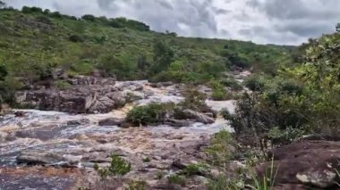 Şelaleyi oluşturan Mucugezinho nehrinin manzarası ve Poco do Pato, Chapada Diamantina, Bahia, Brezilya