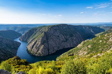 Galiçya, İspanya ve Avrupa 'daki Parada de Sil' deki Miradoiro da Columna 'dan güzel Canyon del Sil manzarası