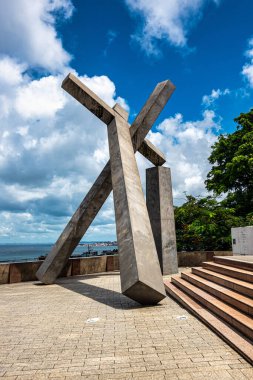 Düşen Haç Anıtı, Monumento da Cruz Caida. Brezilya, Salvador da Bahia 'daki Se Meydanı. Sanatçı Mario Cravo 'nun eseri, eski Se Church' e saygılarını sunar.