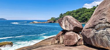 Brezilya 'nın Rio de Janeiro adasındaki Ilha Grande adasında taşları ve saydam deniziyle Caxadaco Plajı. Praia do Caxadaco