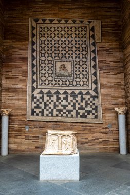 Merida, İspanya - 06 Ekim 2022: Ünlü İspanyol mimar Rafael Moneo tarafından tasarlanan Ulusal Roma Sanat Müzesi. Merida, Extremadura, İspanya