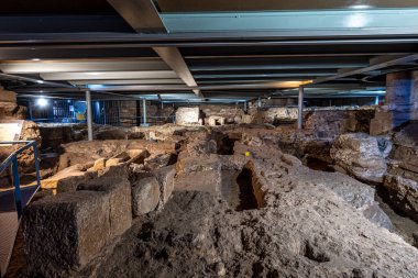 Merida, İspanya - 06 Ekim 2022: Santa Eulalia Mahzeni. Merida 'daki Santa Eulalia Bazilikası' nın altında bulunan antik Paleohristiyan mezarlığı. Extremadura. İspanya.