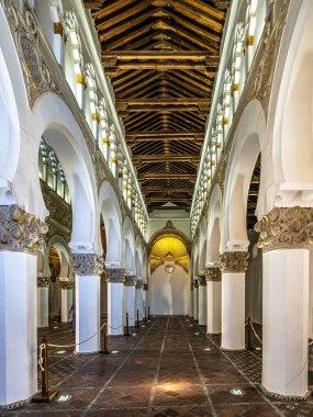 Toledo, İspanya - 08 Ekim 2022: Antik Sinagoga 'da Beyaz kemerler Santa Maria La Blanca, İspanya' nın merkezindeki Sinagog. 1180 yılında ve Avrupa 'nın en eski sinagog binasında inşa edildi.