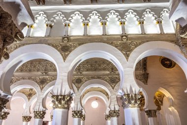 Toledo, İspanya - 08 Ekim 2022: Antik Sinagoga 'da Beyaz kemerler Santa Maria La Blanca, İspanya' nın merkezindeki Sinagog. 1180 yılında ve Avrupa 'nın en eski sinagog binasında inşa edildi.