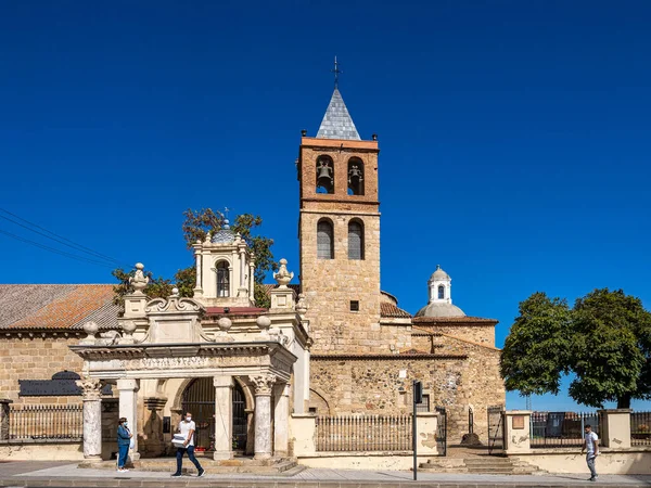 西班牙梅里达 2022年10月6日 西班牙埃斯特雷马杜拉梅里达的圣尤拉利亚大教堂 Basilica Santa Eulalia 是一座位于梅里达市的宗教建筑 是伊比利亚半岛基督教的主要发源地 — 图库照片