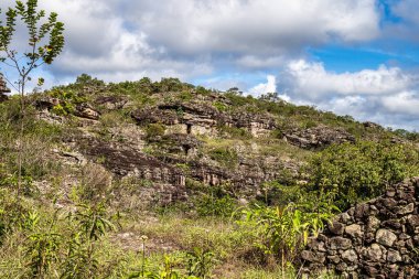 Igatu, Chapada Diamantina, Bahia, Brezilya 'nın küçük tarihi kırsal köyündeki kayalık ev kalıntılarına bakın..