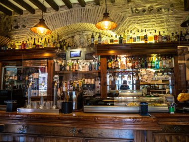 Toledo, İspanya - 08 Ekim 2022 İspanya 'nın Toledo kentindeki küçük Embrujo restoranı