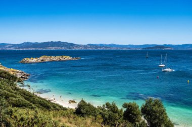 Cies Adaları 'ndaki Praia de Nosa Plajı. Doğa koruma alanı, beyaz kum ve turkuaz su. Galiçya Ulusal Parkı Atlantik Adaları, İspanya.