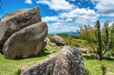 The Dolmen Trail of the Prayer, Dolmen da Oracao in Morro da Galheta, Florianopolis yakınlarında, Santa Catarina, Brezilya
