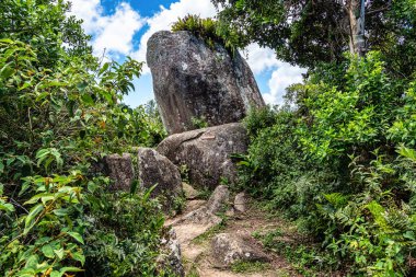 The Dolmen Trail of the Prayer, Dolmen da Oracao in Morro da Galheta, Florianopolis yakınlarında, Santa Catarina, Brezilya