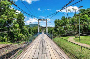 Santa Catarina, Brezilya, Güney Amerika 'da Apiuna' da bir nehir üzerinde köprü