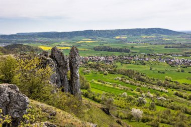 Ehrenbuergstein ve Walberla kayası, taş kadın, Kirchehrenbach köyü yakınlarında, Forchheim ilçesi, Yukarı Frankonya, Bavyera, Almanya
