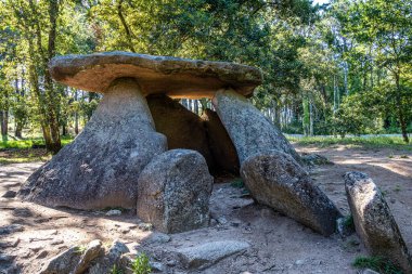 Riveira, Rias Baixas, Coruna, Galiçya, İspanya 'da tarih öncesi megalitik Dolmen de Axeitos. Mezar olarak kullanılan neolitik taş yapı ve M.Ö. 4000-3600 yılları arasında yapılmış..