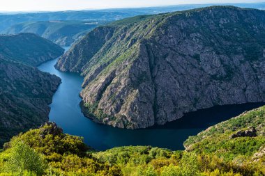 Galiçya, İspanya ve Avrupa 'daki Parada de Sil' deki Miradoiro da Columna 'dan güzel Canyon del Sil manzarası