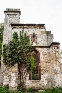 Tapınakçılar Evi Weimar, Thüringen, Almanya 'da Ilm nehrinde halka açık bir parkta. Eski mekanın kalıntıları