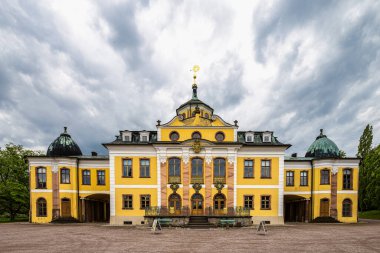 Weimar Thuringia yakınlarındaki Belvedere Kalesi 18. yüzyıldan kalma zarif bir yazlık evdir. Castle Park 'tan görüntü.