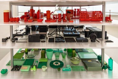 Weimar, Almanya - 11 Mayıs 2023: Weimar, Almanya 'daki Bauhaus Müzesi' nin içi. Bauhaus günlük nesneleri tasarlıyor..