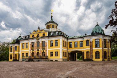 Weimar, Almanya - 12 Mayıs 2023: Weimar Thuringia Almanya yakınlarındaki Belvedere Şatosu 18. yüzyıldan kalma zarif bir yazlık. Castle Park 'tan görüntü.