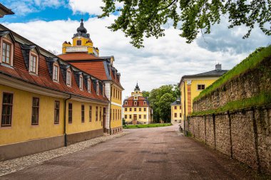 Weimar, Almanya - 12 Mayıs 2023: Weimar Thuringia Almanya yakınlarındaki Belvedere Şatosu 18. yüzyıldan kalma zarif bir yazlık. Castle Park 'tan görüntü.