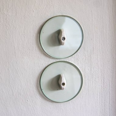 Weimar, Almanya - 12 Mayıs 2023: Weimar, Almanya 'daki Haus am Horn binasının içi çok renkli geometrik küplerle, dolap ve kapılarla.