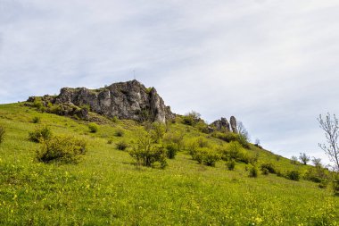 Ehrenbuergstein ve Walberla kayası, taş kadın, Kirchehrenbach köyü yakınlarında, Forchheim ilçesi, Yukarı Frankonya, Bavyera, Almanya