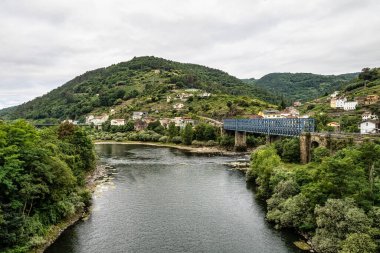 Rio Sil ve Rio Mino nehirlerinin birleştiği İspanya 'daki Os Peares, Ourense, Galiçya köyüne bakın..