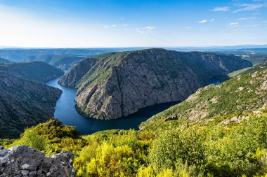 Galiçya, İspanya ve Avrupa 'daki Parada de Sil' deki Miradoiro da Columna 'dan güzel Canyon del Sil manzarası