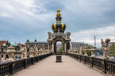 Ünlü Zwinger Sarayı, Dresdner Zwinger Sanat Galerisi Dresden, Saksonya, Almanya. Dresdner Zwinger Sarayı, Poeppelmann tarafından turuncu ve sergi galerisi olarak 1710 yılında tasarlanmıştır..