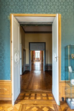 Weimar Thuringia Almanya yakınlarındaki Belvedere Kalesi 18. yüzyıldan kalma zarif bir yazlık ev. Castle Park 'tan görüntü.