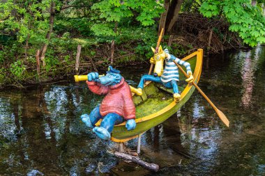 Kaptan Bluebear ve Hein Bloed 'in heykeli, Erfurt, Thuringia, Almanya' daki bir Alman çocuk televizyon dizisinin karakterleri.