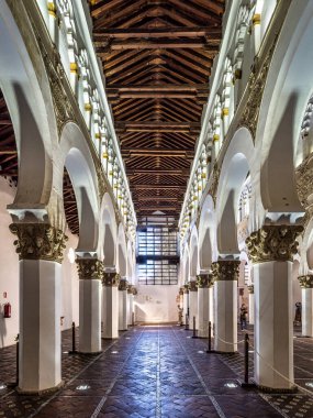 Toledo, İspanya - 08 Ekim 2022: Antik Sinagoga 'da Beyaz kemerler Santa Maria La Blanca, İspanya' nın merkezindeki Sinagog. 1180 yılında ve Avrupa 'nın en eski sinagog binasında inşa edildi.