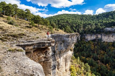 Una, İspanya - 17 Ekim 2022: İspanya 'nın Una kentindeki Serrania de Cuenca panoramik manzarası. Una, Cuenca, İspanya 'da yürüyüş patikaları La Raya ve El Escaleron