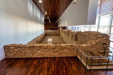 Jaca, İspanya - 25 Ekim 2022: Yeni manastır sergisi San Juan de la Pena, Jaca yakınlarında. Huesca, Aragon. Avrupa 'da İspanya