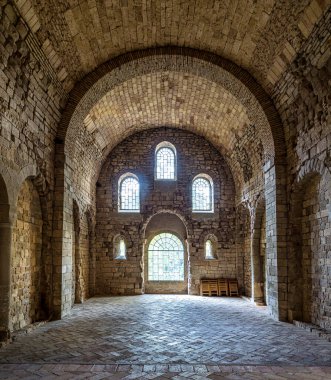 Jaca, İspanya - 25 Ekim 2022: Jaca yakınlarındaki San Juan De La Pena Kraliyet Manastırı. Huesca, Aragon. İspanya. San Juan de la Pena Manastırı 'nda antik bir sanat eseri var.