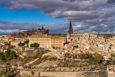 Toledo, İspanya - 30 Kasım 2022 Alcazar 'ı ile eski şehir, Tagus Nehri kıvrımlı Kraliyet Sarayı. İspanya, Avrupa