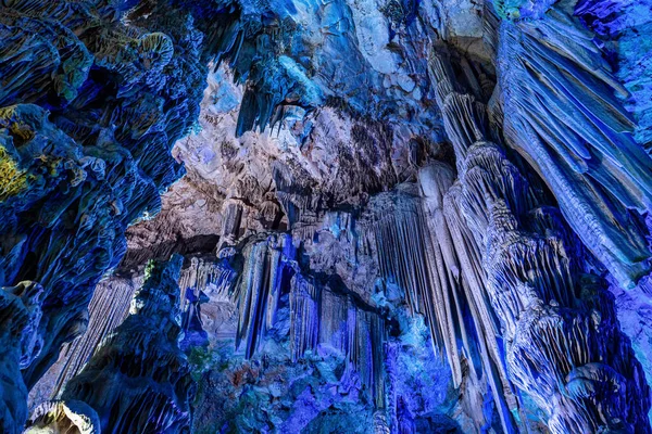 ジブラルタル イギリス 2022年11月18日 ジブラルタルのアッパーロック自然保護区 ジブラルタルのアッパーロック自然保護区にあるカラフルなLed照明で照らされた旧セント マイケルズ洞窟を探索してください — ストック写真