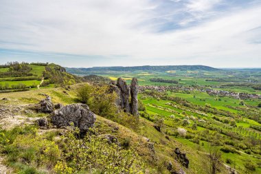 Ehrenbuergstein ve Walberla kayası, taş kadın, Kirchehrenbach köyü yakınlarında, Forchheim ilçesi, Yukarı Frankonya, Bavyera, Almanya