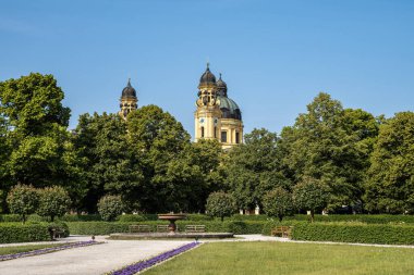 St. Cajetan Tiyatro Kilisesi - Theatinerkirche St. Kajetan, Münih 'te bir Katolik kilisesi, seçmen Ferdinand Maria ve eşi Savoy' lu Henriette Adelaide tarafından kuruldu..