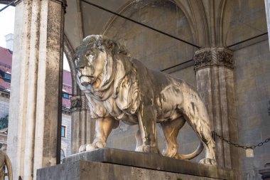 Feldherrnhalle 'in önündeki aslan heykelleri, Almanya Münih' teki Mareşal Salonu.